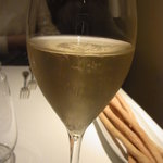 まずは、シャンパン・・・これが実に美味しい。