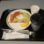 DEAN&DELUCA CAFE - ベーコンエッグアボカドトーストセット850円+税