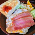 軽食 喫茶 和泉 - トースト・ベーコンエッグ・サラダ・フルーツ 