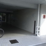 リストランテ ラ・バリック トウキョウ - この駐車場の奥にあります。