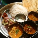 香辛料理普及促進委員会 フジボン - カレー3種類&5品　1500円　サンバル仕様　左、本日の豆カレー　真ん中、本日のカレー(南インドのチキン)　右、サンバル