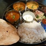 香辛料理普及促進委員会 フジボン - カレー3種類&5品　1500円　左、ラッサム　真ん中、本日のカレー(南インドのチキン)　右、本日の豆カレー