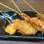 仙豆 - 串カツ(左から、エビ、いか、チキン、玉ねぎ)