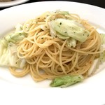 HACHINOJO food・wine - 料理写真:塩味パスタはキャベツのペペロンチーノでした。