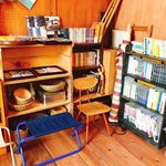 谷中草庵 - 待ちスペースその1
      猫の本たくさん！