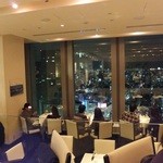 窓の外には夜景が広がっています