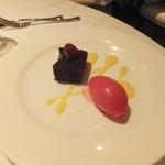 オザミトーキョー - ベネズエラ産　ショコラ”サンホアキン”のテリーヌ　フランボワーズのソルべ添え