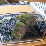 つる幸 - 玄関先の石畳には滑り止めの筵が敷いてあります