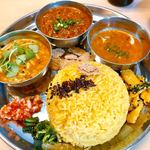 谷中草庵 - 日替わりカレー左からカブとエノキのサンバル、
      坦々カレー、サバカレー
      トッピングはネギ、じゃがいもとカブと油揚げのスパイス炒め、大根葉のつけもの、玉ねぎの辛いピクルス、カリカリ梅ふりかけ、玄米フレーク