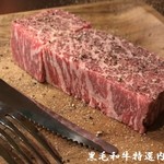 焼肉 縁 - 黒毛和牛特選内ももステーキ　厚さ2.5㎝の厚切りカットのステーキ。ニンニクポン酢でお楽しみ下さい！
