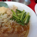 ラーメン二郎 - 汁に漬ける