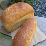 Sonotsumori - 食パン、手前がコッペパン