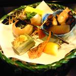 ふじ居 - 干口子、菜の花のサーモン巻き、タコの柔らか煮等。