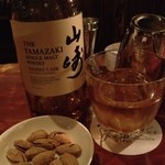 BAR Amber - 山崎シェリーと殻付きアーモンドです。