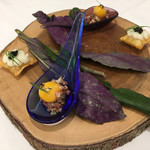 Grand rocher - アミューズはマグレ鴨のタルタルとポムスフレ　キャビア添えです