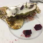 Grand rocher - 通常より強めに蒸してもらった牡蠣のポシェ　ビーツのピクルスとカシスマスタードソース