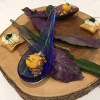 Grand rocher - アミューズはマグレ鴨のタルタルとポムスフレ　キャビア添えです