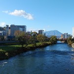 南部ビストロ うんめのす - 開運橋から岩手山