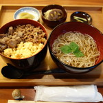 Marebito - 鶏とたまごの二色そぼろ丼1100円