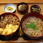 まれびと - 鶏とたまごの二色そぼろ丼1100円