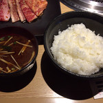 焼肉みます - 味噌汁も美味しい、ご飯は中盛りです。