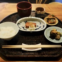 心根 - 塩鮭 本枯節 卵 漬物 炊きたて御飯。