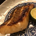 道人 - マナカツオの柚庵焼き。肉厚。薬味は酢橘