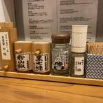 麺屋 猪一 離れ - 調味料たち