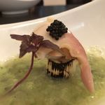 オステリア カステリーナ - 北海道産北寄貝のポッシュ下仁田葱のスープ・ランプフィッシュキャビア添え