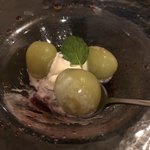 オステリア カステリーナ - シャインマスカットとバニラジェラート・無花果と赤ワインを煮詰めたソース