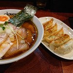 クローバー - 料理写真:チャーシュー麺味玉トッピングと餃子
