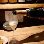 餃子とスパークリング バブルス - こぼれスパークリング