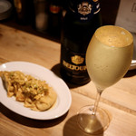 餃子とスパークリング バブルス - こぼれスパークリング