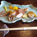 徳山鮓 - 前菜：鏡湖を模した皿に 熊・猪・鹿のテリーヌ、ヒラタケ、ハタケシメジ etc．で 秋を感じられる食材がふんだんに使われています。画像 左上の 山椒のソースは、花山椒でしょうか？ 痺れるような良い刺激が 少し遅れて感じられます。　　　　　　2019.10.26