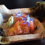 徳山鮓 - ビワマスのお造り：鮒の卵が塗してあります。 紫のホリジンが飾られています。　　　　　　2019.10.26