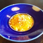 徳山鮓 - 鱒の子と鴨肉の寿し：いくら よりもやや小粒で、黄色かかった 鱒の卵が寿し飯が見えないほどタップリとかけられ、細かく刻んだ鴨肉がトッピングされています。 素敵な一皿です。　　　　　　2019.10.26