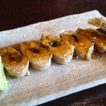 徳山鮓 - 子持ち鮎：お腹に卵がいっぱいに詰まった大きな鮎を2～3日間かけて煮てあります。 鮎を7つほどに切り分け、断面を上にして盛られ、お出汁が効いて やや甘みを感じられ、とろみの有る 上品なお味の ”香茸の餡”  がかけられています。 ビジュアルも良く、SNS映えしますネ！　　　　　　2019.10.26