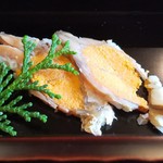 徳山鮓 - 鮒寿司：いつもは 蜂蜜がかけられていますが、本日は 甘味のあるニュージーランド産のワインと併せて 鮒寿司を頂きました。 　　　　　　2019.10.26