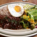 BISTRO BROOK KITCHEN（熟成肉ビストロ) - 牛ハラミのがっつるスタミナプレート～フライドエッグ添え～：879円+税