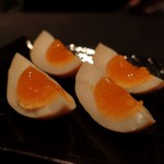 DEN - 自家製燻製の卵