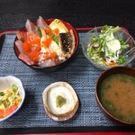 さかな料理 海鮮職人 - 海鮮丼　980円