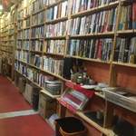 未来魚亭 - 店内（古書でいっぱいです。）