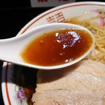 和田屋 - 色の濃いスープ。でも、意外とアッサリ