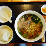 Tentoku Kouyourou - スープと白ご飯が付いています。