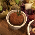 Plus Veganique JIYUGAOKA - ファラフェル、下にペーストあり