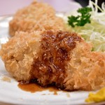 水口食堂 - 生アジフライ@690円：ソースを垂らして。