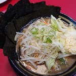 家系ラーメン王道 いしい - 野菜たっぷり♪にんにくも