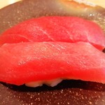 新鮮や - まぐろ(240円)。やわらかい身で厚みもありました。回転寿司にしてはマグロがこの価格は少し高い印象。