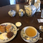 カフェルーエ - クリームティー　プレミアムダージリン　1200円
      スコーン（くるみ・りんご）