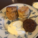 カフェルーエ - スコーン（りんご・くるみ）甘さ控え目なホイップクリーム
      りんごジャム